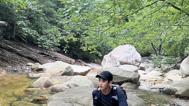 김수현 팬덤 “2차 가해 멈춰라”... 과거 사진 루머에 강경 대응 [전문]