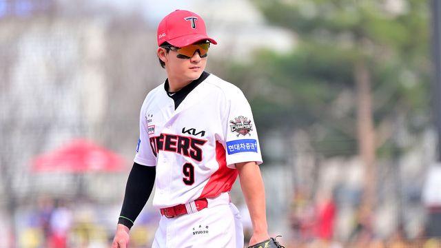 KIA 윤도현, 손가락 부상→한 타석만 소화하고 교체…