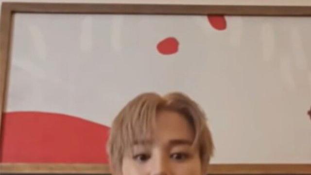 BTS 지민, 파리 깜짝 라이브서 