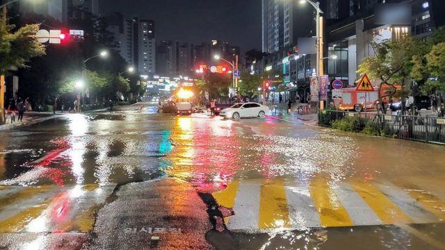 과천 별양동서 아파트 단지 사이 상수도관 파열…도로 통제