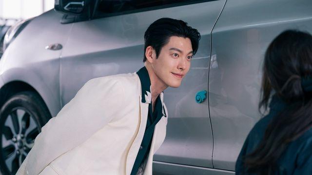 김우빈, 김은숙 작가와 세 번째 만남…전 세계 공략