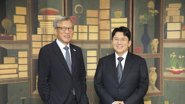 K-컬처, 전 세계에 알린다…국립중앙박물관-하이브, 뮷즈 '맞손'