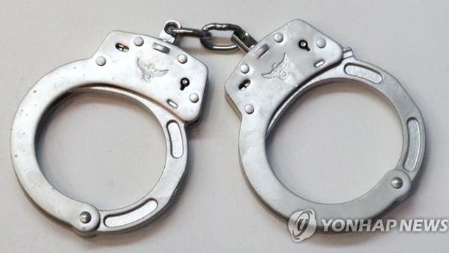 남의 밭 감따다 체포된 고령자에게 1시간 넘게 수갑…
