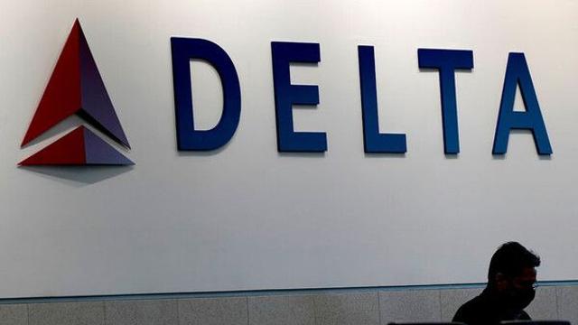 뉴욕 공항 활주로를 마주달리던 이·착륙 두 항공기 충돌…저속