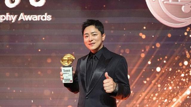 조정석, '좀비딸'로 첫 남우주연상…'황금촬영상' 트로피 들어 올렸다