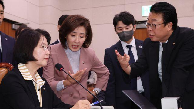 룰도 없고 링도 없는 '정치 멸망전'