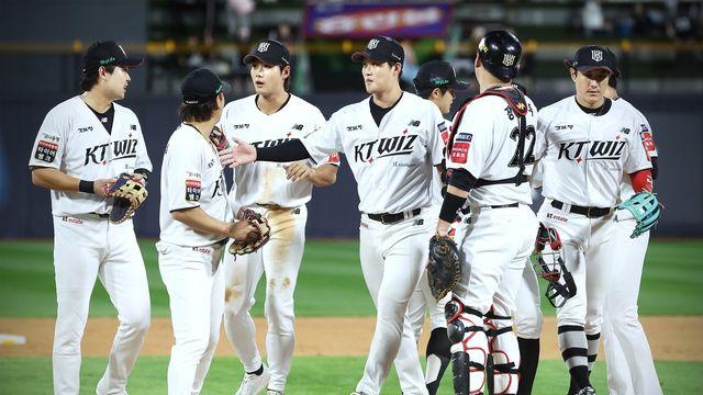 프로야구 kt, 9회 4득점으로 최종전 비겨…실낱같은 5위 희망