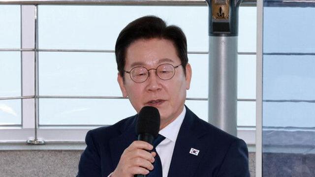 李, 北에 이산가족 생사확인 제안…'교류' 의지 재확인