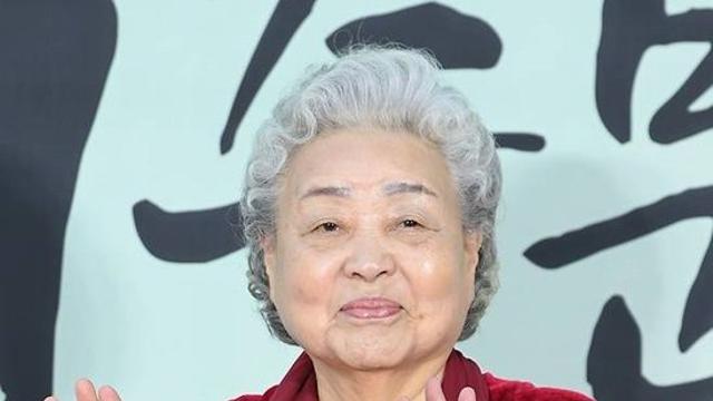 84세 강부자 근황…김연자 부축 받으며 생방송 등장 '눈물의 열창' [엑's 이슈]