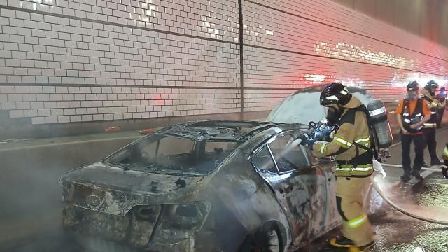 [속보] 청라국제지하차도서 승용차에 불…양방향 전면 통제