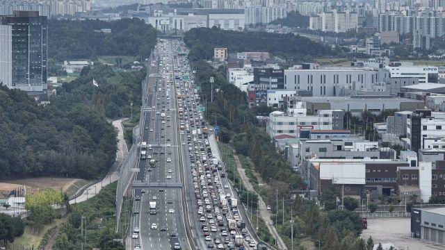 경부고속道 수원신갈~오산 ‘거북이 주행’…추석 귀성길 정체 [포토뉴스]