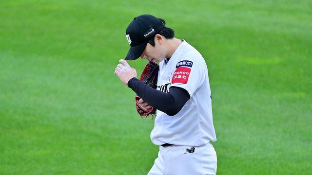 5위 경쟁 이대로 싱겁게 끝?…오원석, 주전 빠진 한화에 ⅓이닝 5실점 조기강판→패트릭마저 추가 실점 [수원 라이브]