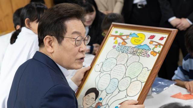 이재명, 아동 시설서 아이들과 대화…전통시장 민생 경기 점검도