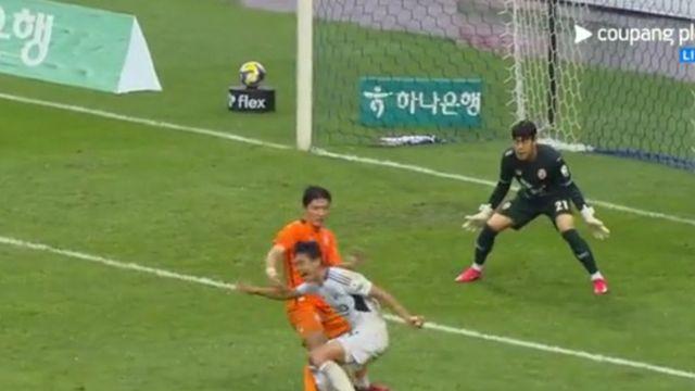 이게 PK 아니라고? ‘황당 판정’에 승점 잃은 전북, 또 미뤄진 조기 우승…왜 VAR까지 생략했을까?