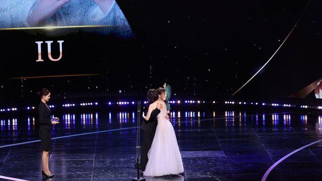아이유, 염혜란과 뜨거운 포옹…‘서울드라마어워즈’ 연기자상 수상