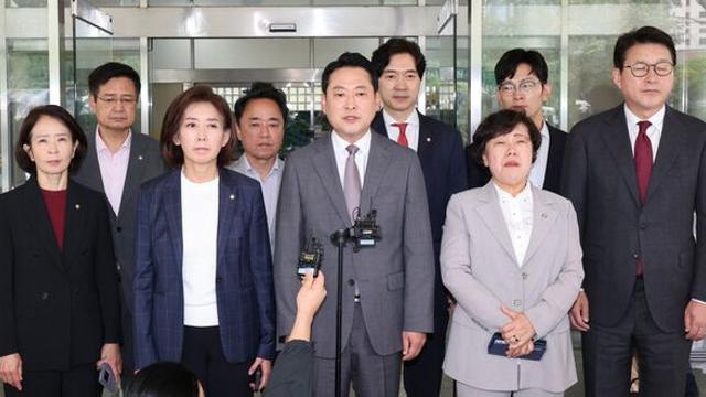 野 “절대 존엄 ‘김현지’ 위한 이진숙 체포”...與 “과도한 정치적 공격”
