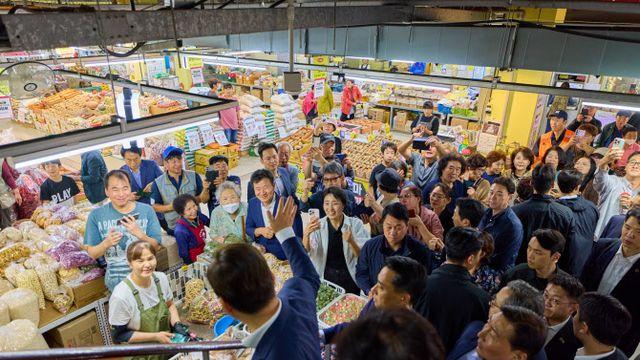 李대통령, 전통시장서 국밥 한 그릇…체감경기 '경청'