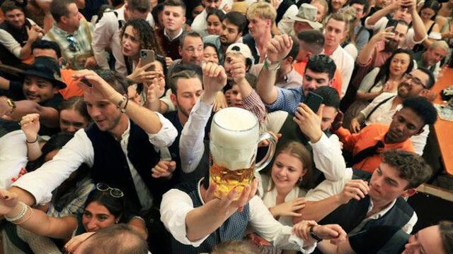 세계 최대 맥주 축제 '옥토버페스트', 폭발·총격 위협에 멈췄다
