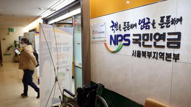 2년째 가입자 빠지는 국민연금···수급자, 눈덩이처럼 불어난다