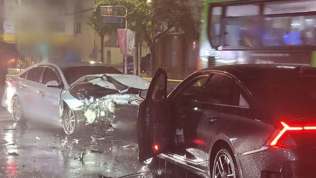 부산서 음주운전 차량 역주행해 택시 충돌…2명 부상