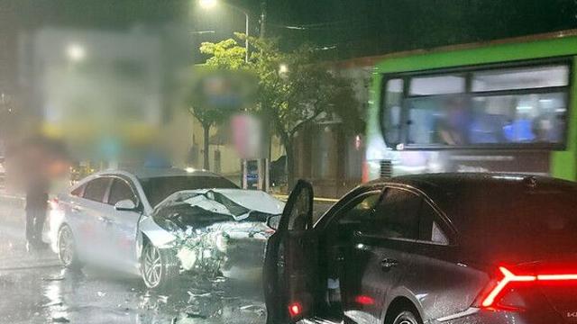부산서 음주 역주행 승용차, 택시와 충돌…2명 병원 이송