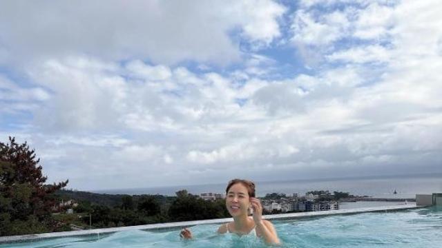신지, '결혼 반대 극복' ♥문원과 애정 굳건…'수영복 뒤태' 사진에 '좋아요' [★해시태그]