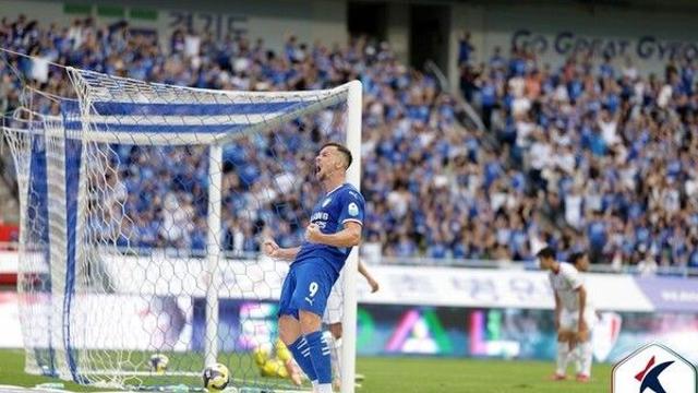 K리그2 2위 수원, 부천과 2-2 극적 무승부…1위 인천과 승점 7 차