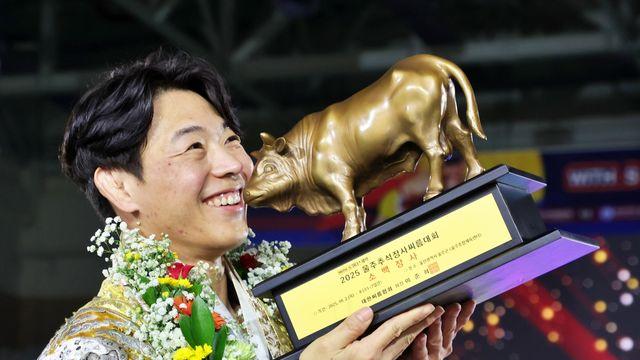 증평군청 이완수, 추석장사씨름대회서 소백장사