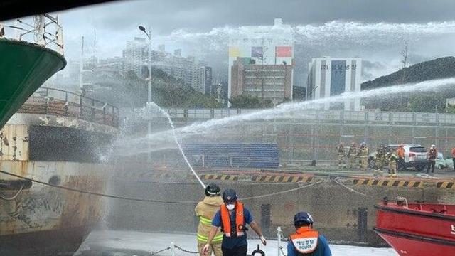부산 감천항 선박서 용접작업 중 불…3시간 만에 진화