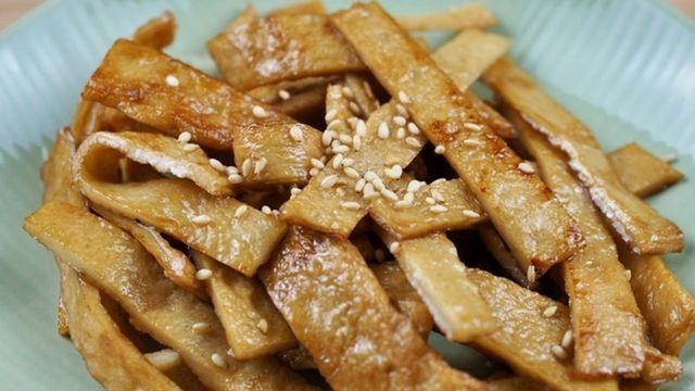 '식용유 넣으면 안 됩니다..' 한국인 대표 반찬 어묵볶음, 훨씬 더 촉촉하고 맛있게 만드는 '초간단' 레시피