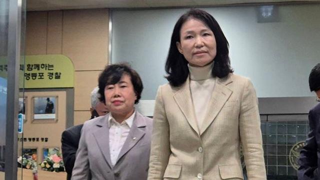 '석방' 이진숙, 법원 명령 20분 만에 수갑 없이 걸어 나와 한 말