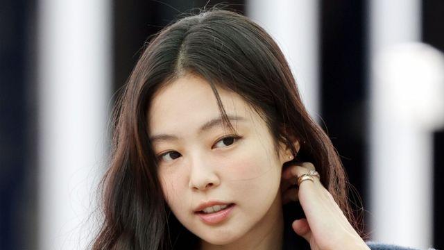 오늘자 출국하는 제니 공항패션
