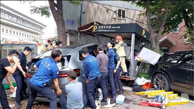 청와대 사랑채 공영주차장 SUV 돌진해 주차관리인 중상