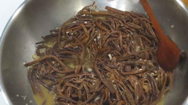 고사리에 '이것'만 부어보세요... 특유의 비린 맛이 완전히 사라져요