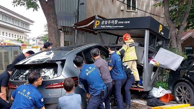 청와대 사랑채 공용주차장서 SUV 돌진...60대 女관리인 중상