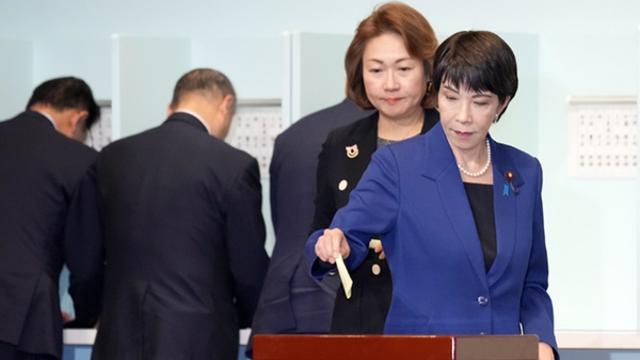 ‘여자 아베’ 다카이치, 자민당 새 총재 당선…첫 여성 총리 유력