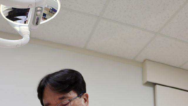 치아 상실한 80세 이상 부모님, 고령 임플란트 치료 가능할까