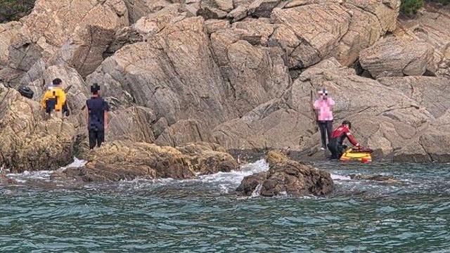 태안해경, 물 때 몰라 갯바위에 고립된 낚시객 3명 구조