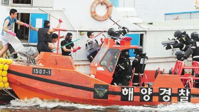 야밤에 레저보트로 밀입국 시도 중국인 8명 체포