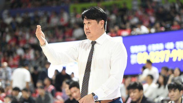 [IS 패장] ‘40점 차 완패’ 문경은 KT 감독 “수비 실패…연패 안 하겠다”