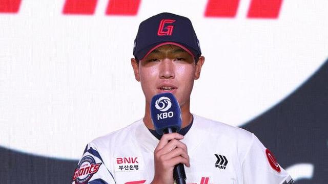 롯데, 1라운드 지명 투수 신동건과 2억7000만원에 계약