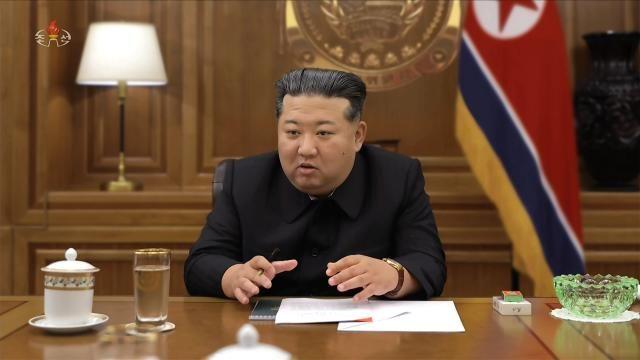 北 김정은, 무기 전시회서 