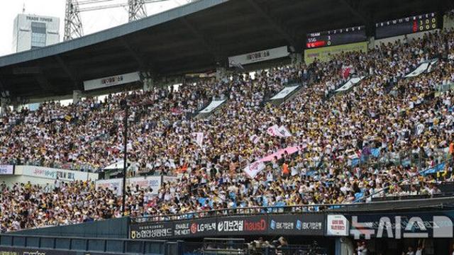 1200만 관중·최정 최초 500홈런…대기록 쏟아진 프로야구