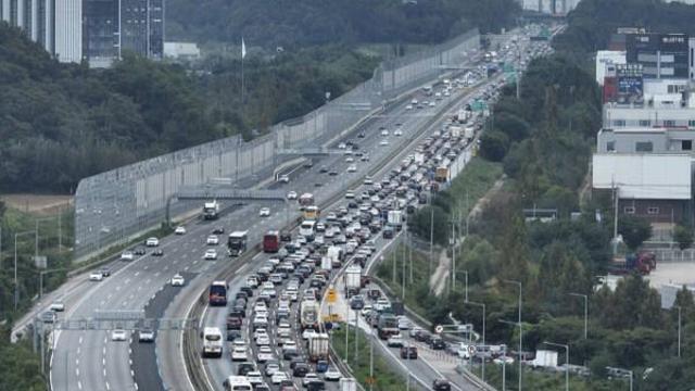 추석 전날 귀성길 ‘정체 절정’…밤 9시 넘어야 숨통 트인다