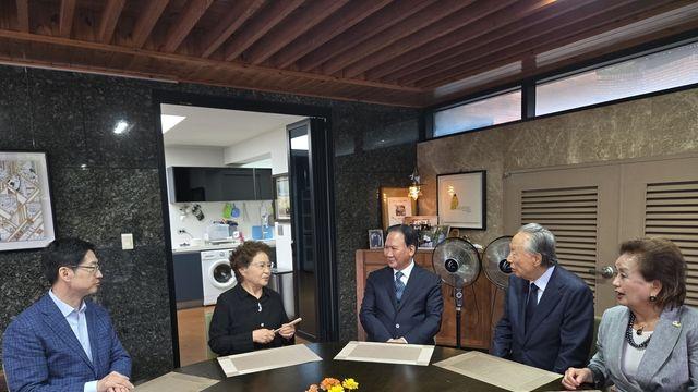 권노갑, 노무현 전 대통령 묘역 첫 참배…권양숙 여사와 차담도