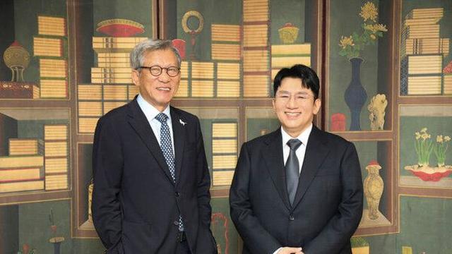 국립중앙박물관, '출국금지' 방시혁 사진 올렸다가 여론 들끓자 삭제