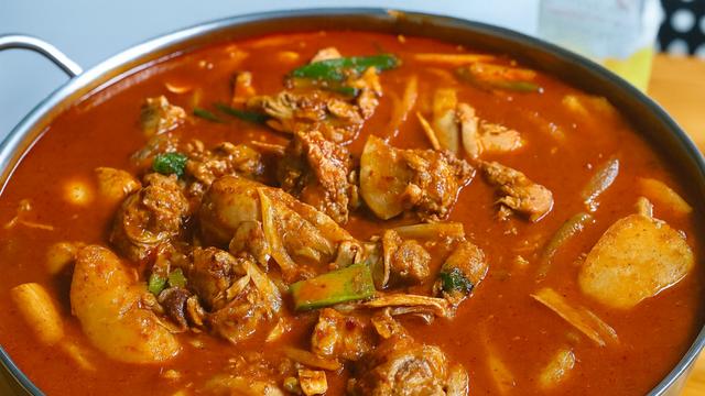 기름진 음식이 질렸다면… 느끼함 싹 잡아주는 칼칼한 서울 닭볶음탕 맛집 TOP 3
