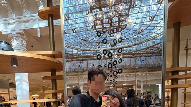 블랙핑크 제니, 파리에서 남성과 다정 셀카…커플로 착각하겠어