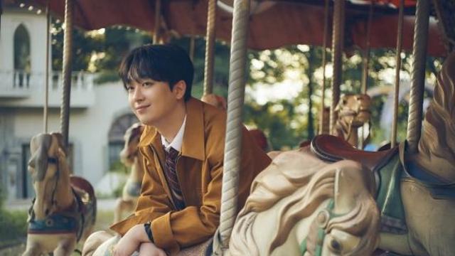 '컴백' 이찬원, 놀이공원 속 빛나는 찬또배기