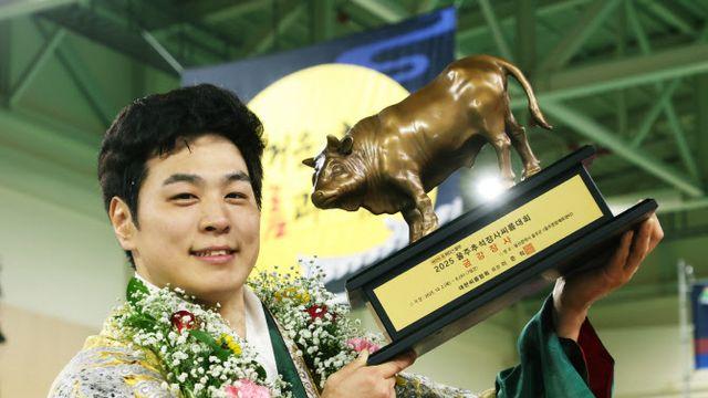 '리빙 레전드' 최정만, 추석 금강장사 등극...23번째 우승